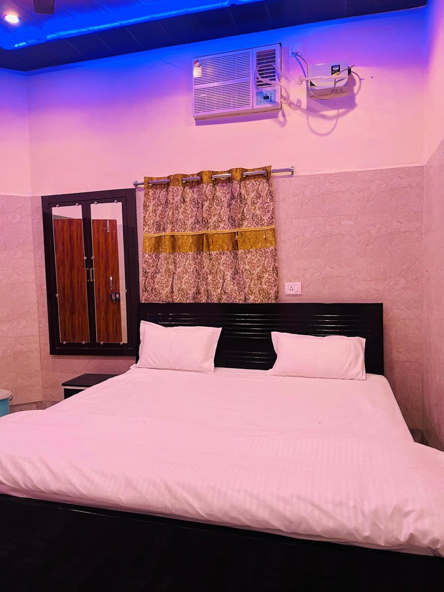 Saroja Paying Guest House Váránaszi Kültér fotó